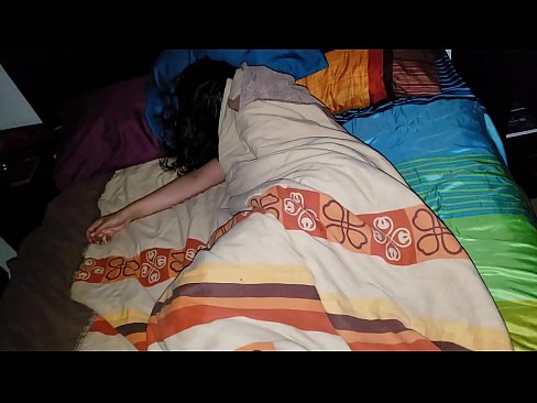 ❤️ सौतेला बेटा सोते समय अपनी युवा सौतेली माँ को डांटता है। ❤ सुपर सेक्स हम पर